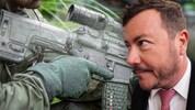 Benkos Personenschützer: Bis an die Zähne bewaffnet. 