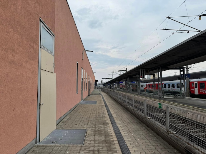 Der Einbrecher kam von der Bahnsteigseite