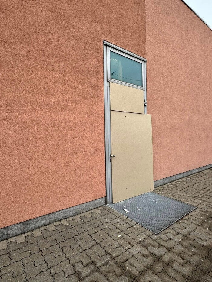 Die Tür wurde provisorisch zugenagelt