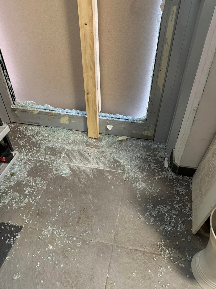 Von innen – das Glas wurde eingeschlagen