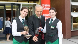 Direktor Peter Kospach sowie Schülerinnnen und Schüler der Tourismusschulen Bad Gleichenberg ...