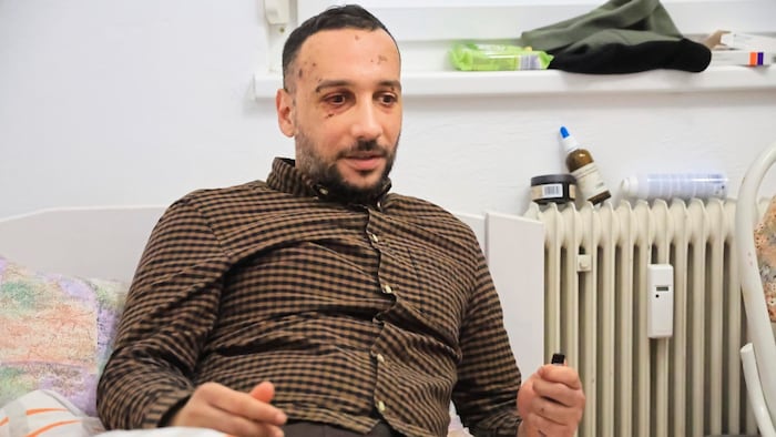 Der Iraker ist noch gezeichnet von einem brutalen Anschlag auf ihn, der fast zeitgleich mit Veröffentlichung der Missstände in der „Krone“ passierte.