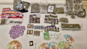 „Gras“, Koks, Bargeld: Das Foto zeigt nur einen Teil der Sicherstellungen.