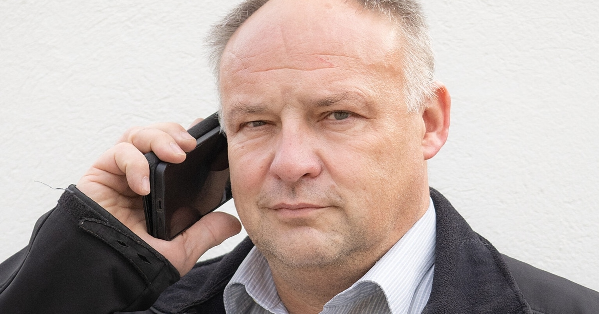 „Please hold the line“ - Ländlicher Ort versinkt in der Handy-Steinzeit ... „Please hold the line“ - Ländlicher Ort versinkt in der Handy-Steinzeit ...