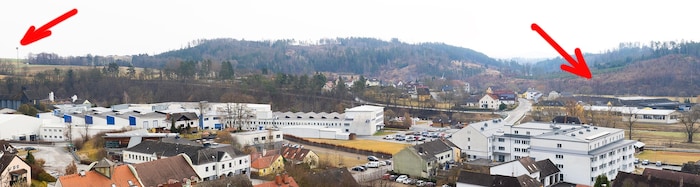 Gering ist die Entfernung zwischen Sendemasten und Firmengebäude (Pfeile), dennoch ist Netz aus ...