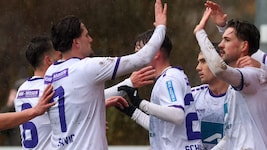 Milos Savic (li.) und Co. stürmten an die Tabellenspitze.  (Bild: Tröster Andreas)