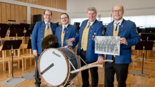 Stolz auf Geschichte: Die restaurierte Trommel der Stadtkapelle und eines der historischen Bilder, die man hochhält. Besonders freuen sich Kapellmeister Martin Kaburek, Obmann Michael Polt, sein Vorgänger Kurt Handl und Sprecher Bastian Allram auf das 100-Jahre-Jubiläumskonzert. (Bild: Molnar Attila)