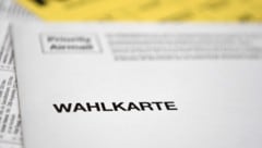 Bis Mitternacht können Ansuchen für eine Wahlkarte noch gestellt werden. Mit dieser ist die Briefwahl (aus dem In- oder Ausland) oder das Wählen auch in „fremden“ Wahllokalen möglich. (Bild: APA/ROLAND SCHLAGER)