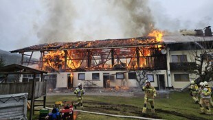 Das Wirtschaftsgebäude wurde ein Raub der Flammen.