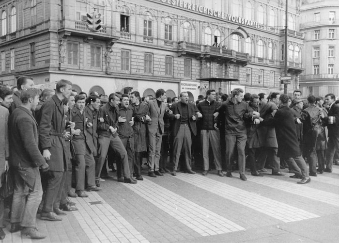 Demonstranten gegen Professor Taras Borodajkewycz am 31.3.1965 in Wien