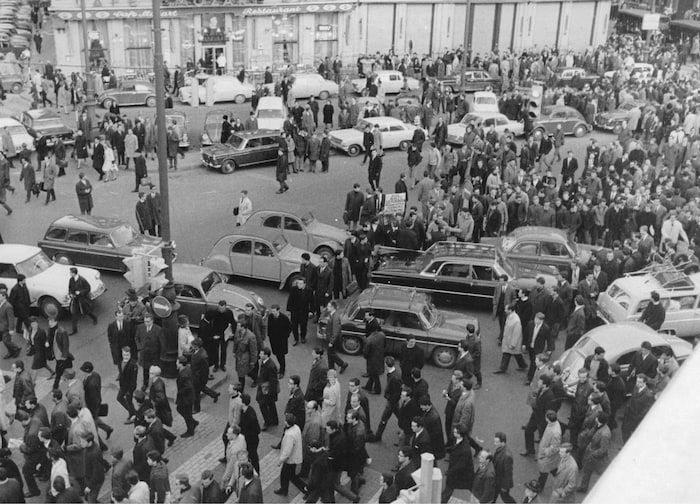 Demonstranten gegen Professor Taras Borodajkewycz am 31.3.1965 in Wien