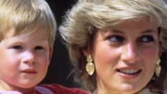 Prinzessin Diana mit ihrem kleinen Sohn Harry (Bild: Anwar Hussein / PA / picturedesk.com)