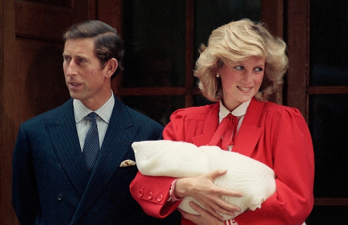 Diana verlässt mit Harry das Spital.