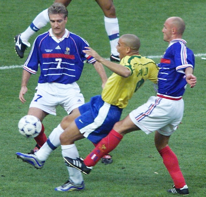 WM-Finale 1998: Frank Leboeuf (re.) und Didier Deschamps (li.) nehmen Ronaldo in die Mangel – ...