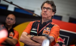 Ein Bild aus dem Archiv: Stefan Pierer in der Box des KTM-Teams bei einem Motorrad-WM-Rennen