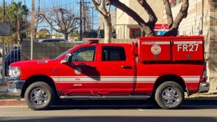 In Brooklyn Park brach ein Feuer aus, nachdem ein Kleinflugzeug in ein Wohnhaus gekracht war ...
