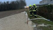 In Niederneukirchen war ein Abfluss verstopft und das Wasser drohten von den Feldern in eine ...