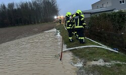 In Niederneukirchen war ein Abfluss verstopft und das Wasser drohten von den Feldern in eine ...