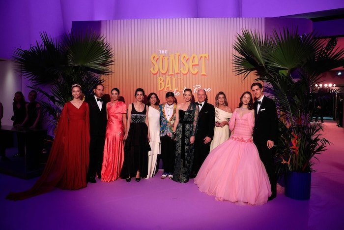 Glamour in Monaco: Die Fürstenfamilie beim Rosenball! Von links: Beatrice Borromeo, Andrea Casiraghi, Tatiana Santo Domingo, Charlotte Casiraghi, Choreografin Bianca Li, Designer Christian Louboutin, Fürstin Charlène von Monaco, Fürst Albert II. von Monaco, Prinzessin Caroline von Hannover, Prinzessin Alexandra von Hannover und Ben Sylvester Strautmann.