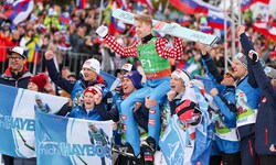 Michi Hayböck wurde nach seinem letzten Sprung gebührend gefeiert. 
