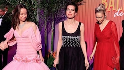 Prinzessin Alexandra von Hannover, Charlotte Casiraghi und Beatrice Borromeo läuteten die 69. Ausgabe des „Bal de la Rose“ (Rosenball) im Monte-Carlo Sporting Club in Monaco ein. (Bild: VALERY HACHE / AFP / picturedesk.com)