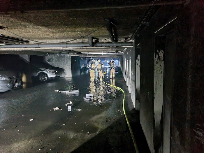 Mehrere Fahrzeuge wurden schwer beschädigt, fünf komplett zerstört.