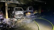 Fünf Pkw waren nach dem Brand komplett zerstört.