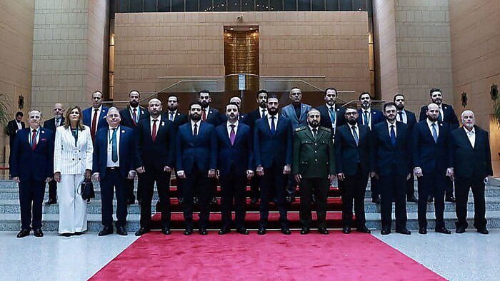 Gruppenbild mit Dame: Die neue syrische Regierung zählt insgesamt 23 Mitglieder.