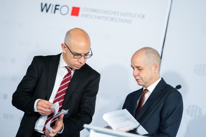 Mit Blick auf die schlechten Konjunkturzahlen sprachen sich Wifo-Chef Gabriel Felbermayr und ...