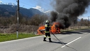 Feuerwehrkräfte bekämpften die Flammen. (Bild: feuerwehren.greifenburg.net)