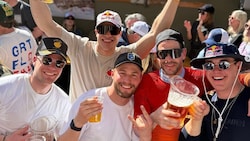 Stefan Rogentin, Marco Odermatt (hinten), Alexis Monney, Thomas Tumler und Franjo von Allmen (von links) zeigen sich – zurecht – in Partylaune. (Bild: Instagram.com/marcoodermatt)