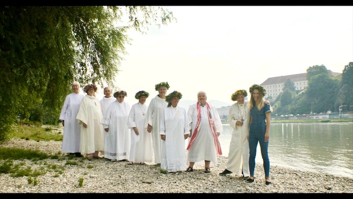„Girls & Gods“: Inna Schewtschenko (rechts) mit katholischen Priesterinnen am Donauufer