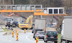 Solche Szenen werden in den kommenden Monaten fast täglich zu sehen sein: Trotz vier Spuren ...