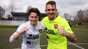 Brambergs Siegtorschütze Quehenberger (li.) und Goalie Hamzic