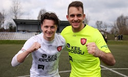 Brambergs Siegtorschütze Quehenberger (li.) und Goalie Hamzic