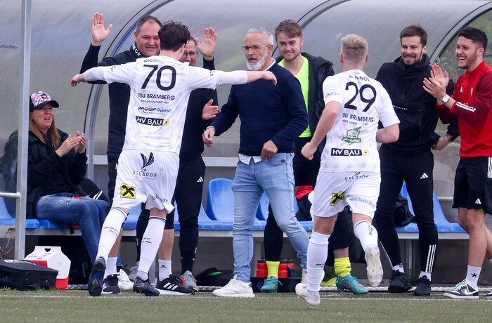 Quehenberger (70) und Nindl (29) jubeln mit Coach Hanser (Mitte)