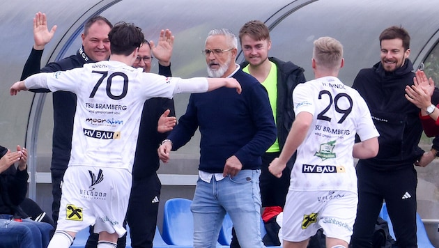 Einstand nach Maß für die Truppe von Trainer Bernhard Hanser (Mitte)