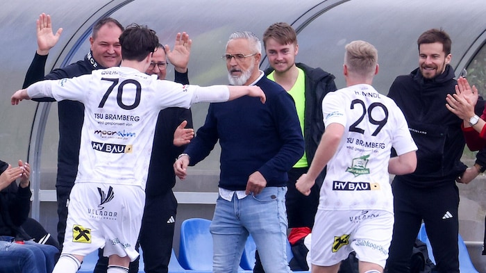 Quehenberger (70) und Nindl (29) jubeln mit Coach Hanser (Mitte)