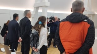 Die vier Angeklagten, darunter die beiden hauptangeklagten Manager im Anzug (links), zu Beginn des Strafprozesses im Salzburger Landesgericht (Bild: Lovric Antonio)