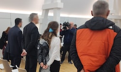 Die vier Angeklagten, darunter die beiden hauptangeklagten Manager im Anzug (links), zu Beginn ...