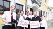 Wirtschaftskammer-Präsident Andreas Wirth (2.v.l.) mit Jochen Lehner (2.v.r.), Chef des ...
