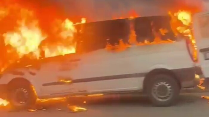 Binnen kürzester Zeit stand der Transporter in Vollbrand.