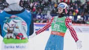 Michael Hayböck wurde im Auslauf von den Kollegen feucht-fröhlich empfangen.