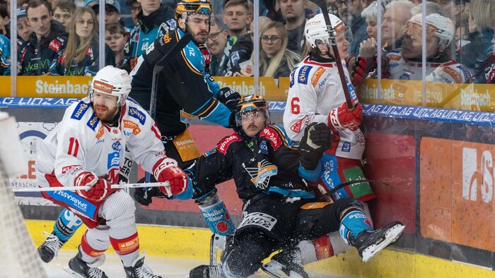In einem umkämpften Spiel mussten sich die KAC-Cracks um Kevin Clark (li.) mit 0:2 geschlagen ...
