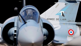 Ein französisches Mehrkampfflugzeug des Typs Dassault Mirage 2000