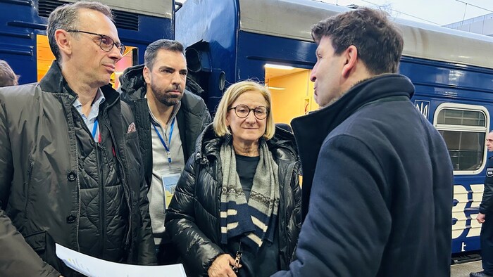 Jochen Danninger, Kari Ochsner und Johanna Mikl-Leitner werden am Bahnhof Kiew von Botschafter ...