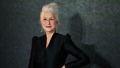 Die britische Schauspielerin Helen Mirren kritisiert die Bond-Filme als sexistisch.  (Bild: AFP/HENRY NICHOLLS)