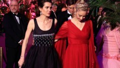 Charlotte Casiraghi und ihre Schwägerin Beatrice Borromeo beim diesjährigen Rosenball  (Bild: AFP/VALERY HACHE)