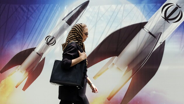 Die Raketen auf diesem Poster in der iranischen Hauptstadt Teheran sind auf Israel und die USA gerichtet. (Bild: EPA/ABEDIN TAHERKENAREH)