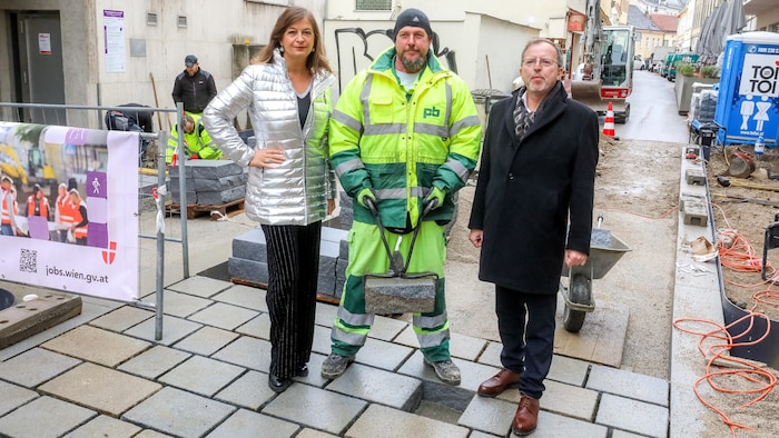 Neue Bäume, 15 neue Sitzbänke und eine Begegnungszone: Die Neugestaltung der Altgasse ist abgeschlossen. Verkehrsstadträtin Ulli Sima (SPÖ) und Hietzings Bezirksvorsteher Nikolaus Ebert (ÖVP) bei den Umbauarbeiten im Dezember 2023. 